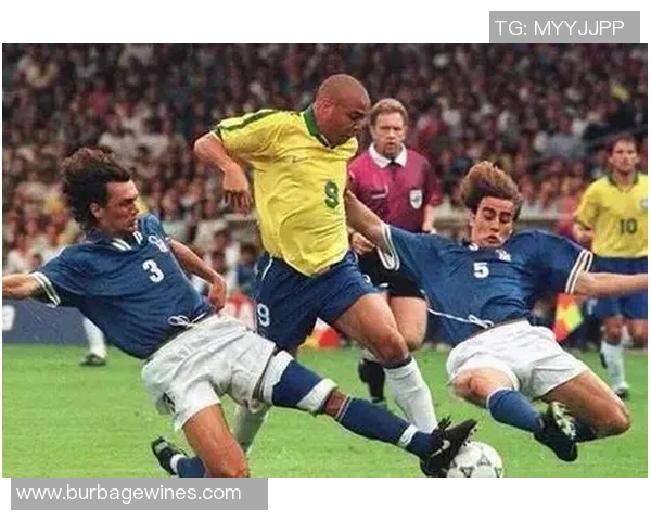 最强三号足球明星背后的传奇故事与辉煌成就解析