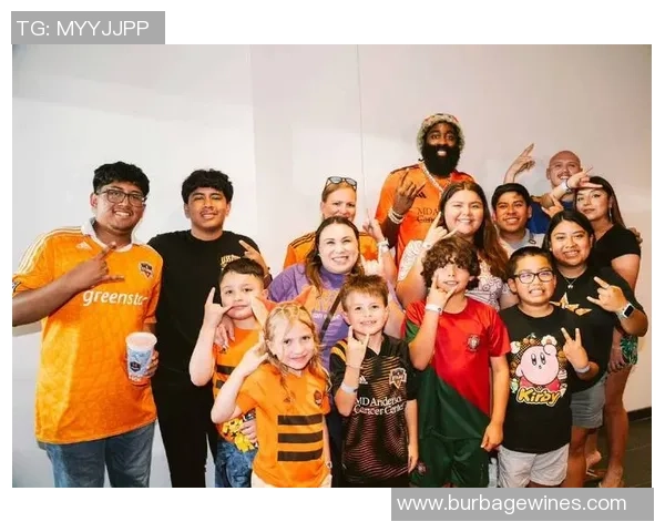 足球巨星挑战篮球场地带来全新运动体验引发球迷热议 足球巨星挑战篮球场地带来全新运动体验引发球迷热议