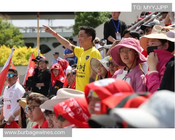 足球明星中国行精彩瞬间回顾与球迷互动热潮分析