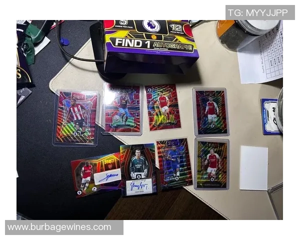 足球明星卡罐装图片展示各大球星风采与魅力的创意设计与收藏价值解析 足球明星卡罐装图片展示各大球星风采与魅力的创意设计与收藏价值解析