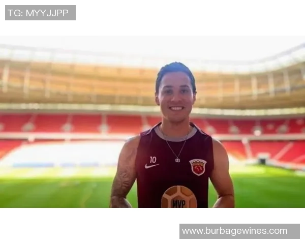 足球明星在比赛中意外撕破球衣引发球迷热议与媒体关注 足球明星在比赛中意外撕破球衣引发球迷热议与媒体关注