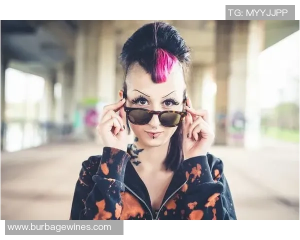 足球明星鸡冠发型女的时尚魅力与个性风格解析 足球明星鸡冠发型女的时尚魅力与个性风格解析